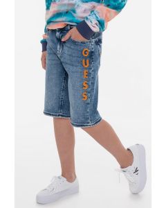 GUESS מכנסי ג'ינס קצרים לילדים עם כיתוב לוגו רקום