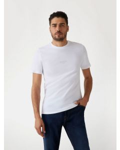 GUESS חולצת טישירט קצרה בגזרה צמודה לגברים