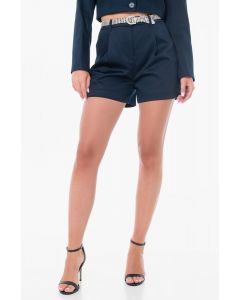 GUESS מכנסי טוויל קצרים מחויטים לנשים